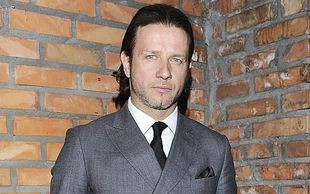 Radosław Majdan używa kremu pod oczy