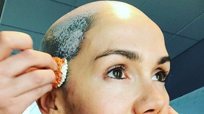 Aktorka chwali się łysiną na Instagramie! Kto to taki?