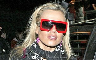 Nergal robi się pieskiem Dody