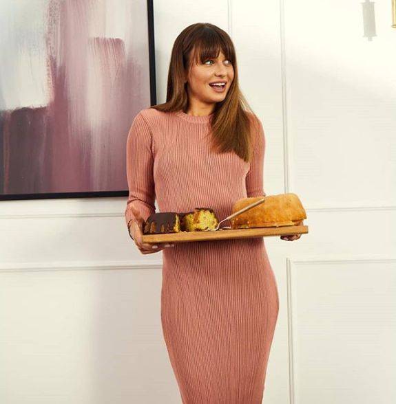 Romantyczne sukienki, wygodne botki, spodnie – dzwony: co Anna Lewandowska nosi na wiosnę?