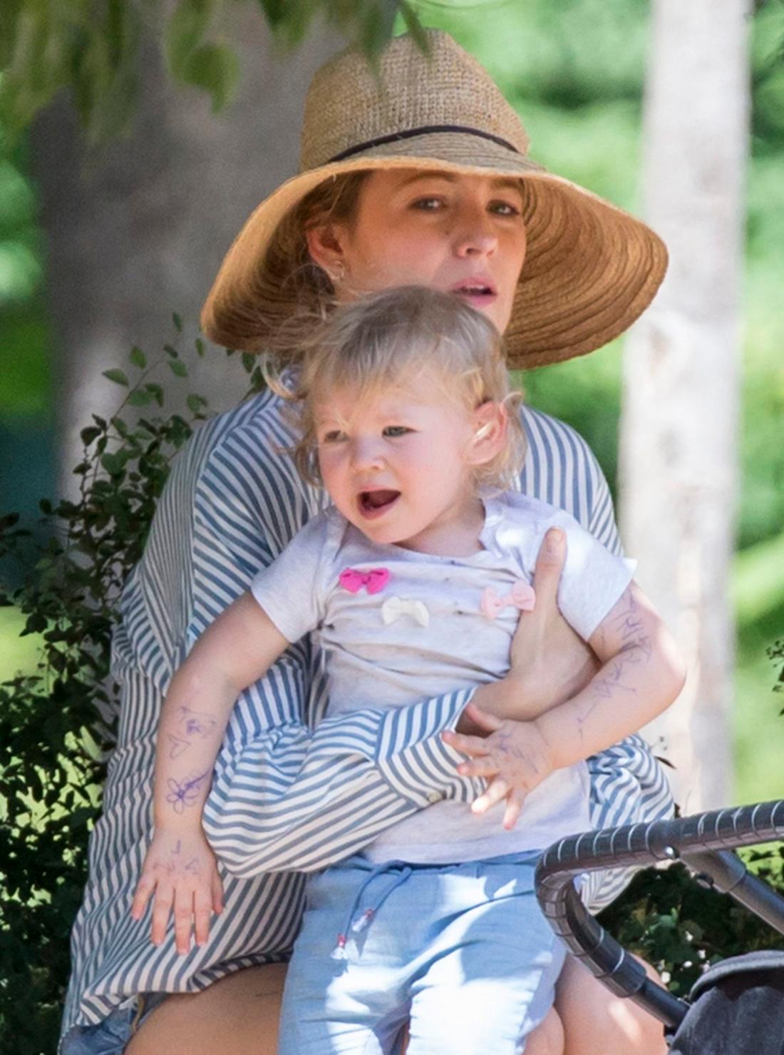 Blake Lively z córką na rękach. 