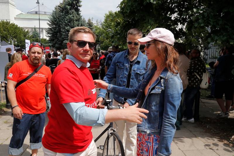 Aktorzy pod Sejmem walczą o swoje prawa: Boczarska, Dereszowska z synem, Agnieszka Grochowska…