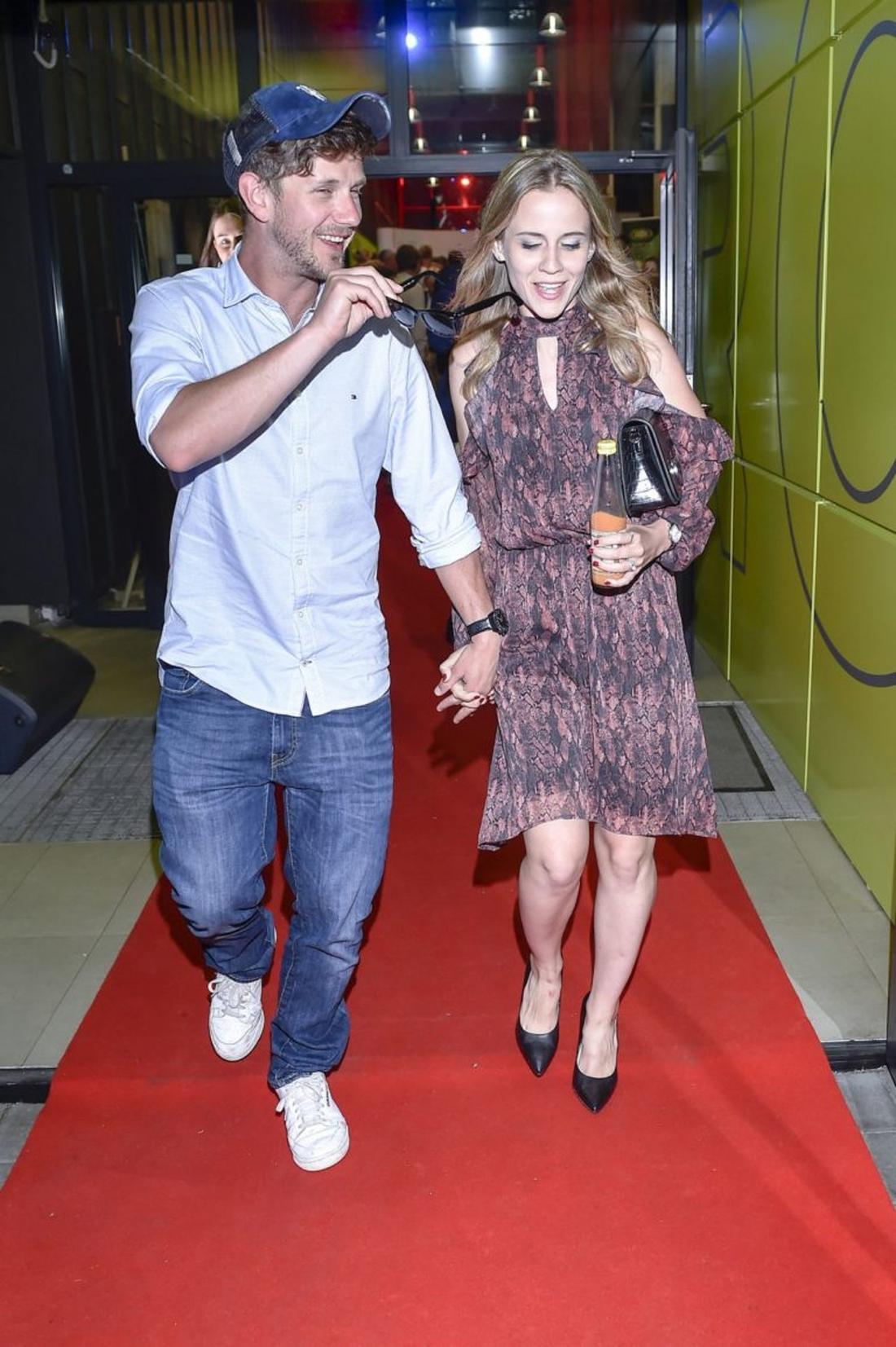 Antoni Królikowski z dziewczyną na czerwonym dywanie.