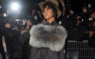 Pracownicy Rihanny zaglądają jej pod sukienkę (FOTO)