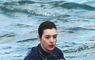 Anne Hathaway przeżyła w wodzie chwile grozy (FOTO)