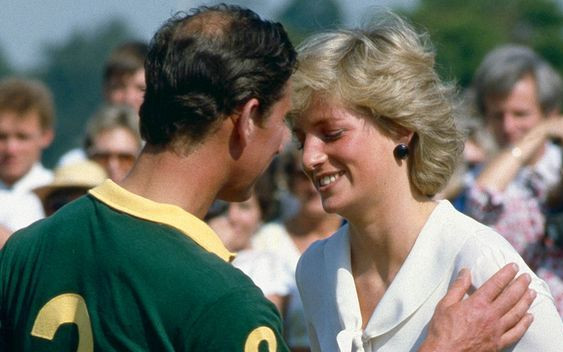 Na tych zdjęciach Diana i Karol wyglądają na równych wzrostem, tymczasem….