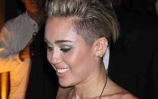 Wytatuowała sobie na ręce twarz babci! (FOTO)