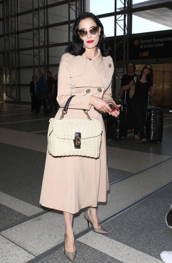 Dita Von Teese na lotnisku