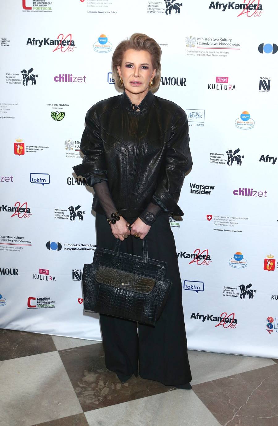 Joanna Racewicz cała w czerni bryluje na festiwalu. Jej spodnie to hit. Klasa!