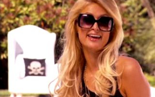 Paris Hilton bawi się lalkami