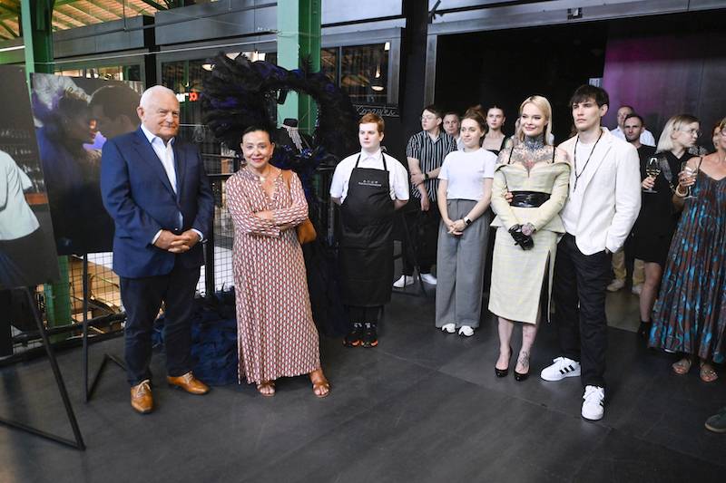 Monika Miller zorganizowała swój wernisaż zdjęć. Na wydarzeniu dziadkowie….