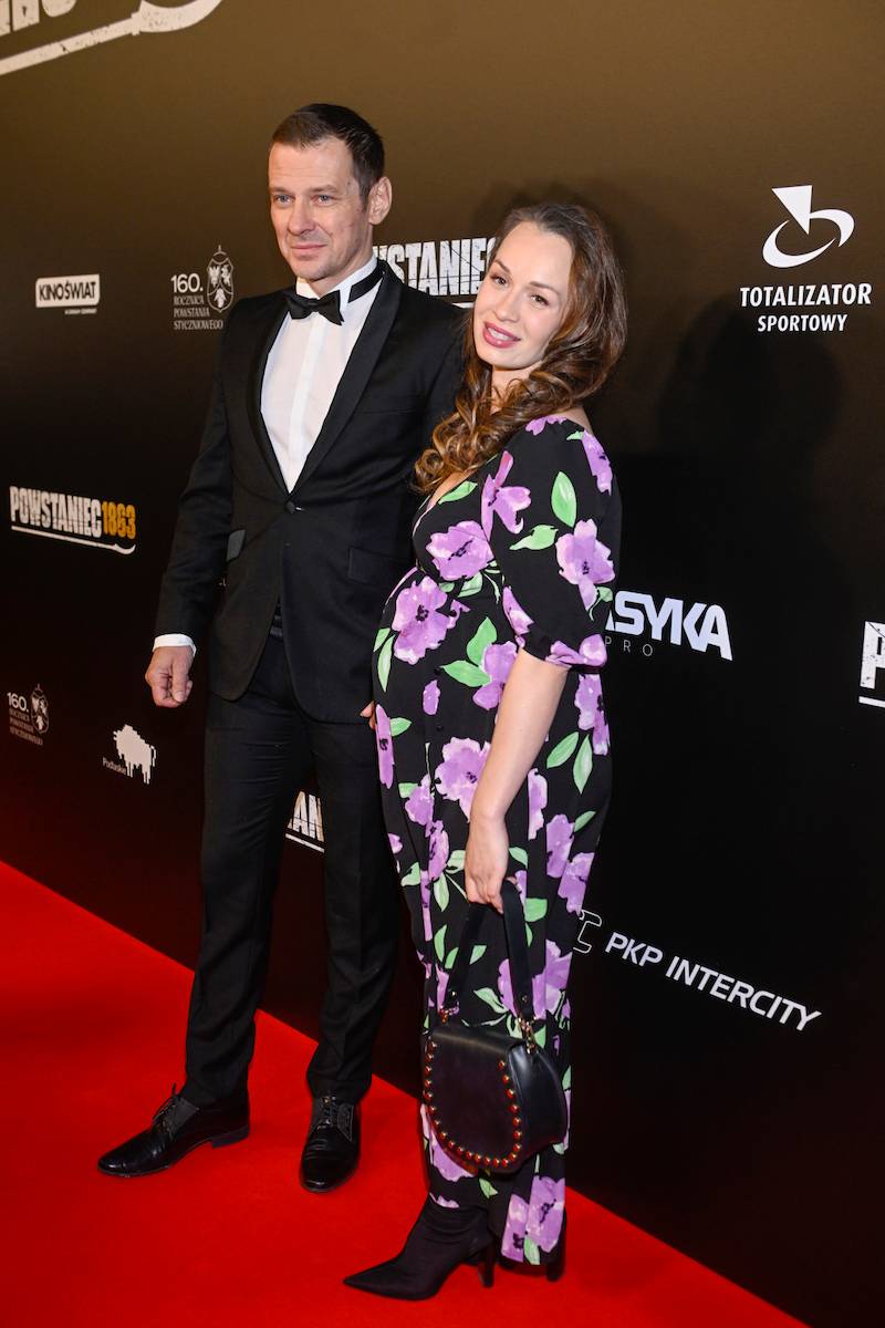 Marcin Kwaśny pojawił się z ciężarną żoną na premierze filmu “POWSTANIEC 1863”
