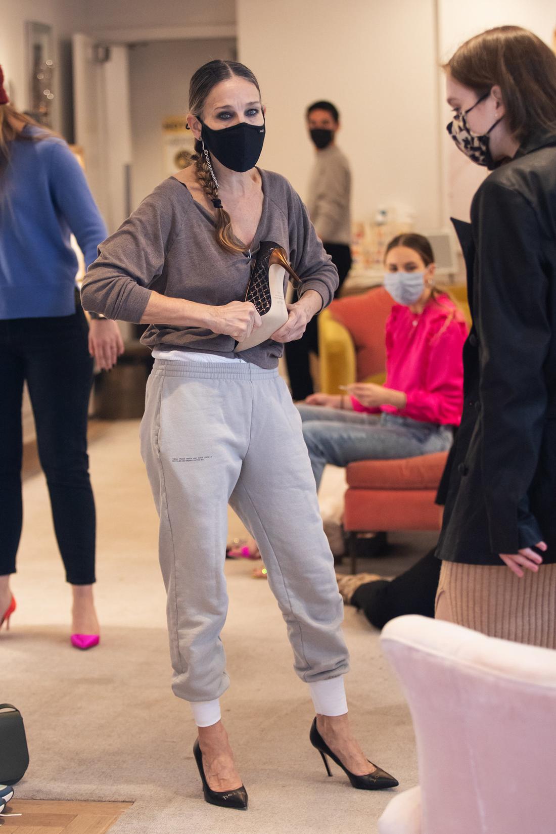 Sarah Jessica Parker w dresie i szpilkach. fot. RCF / MEGA / The Mega Agency / Forum