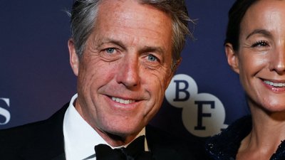 Rzadki widok: Hugh Grant pojawił się na gali charytatywnej z żoną Anną Eberstein