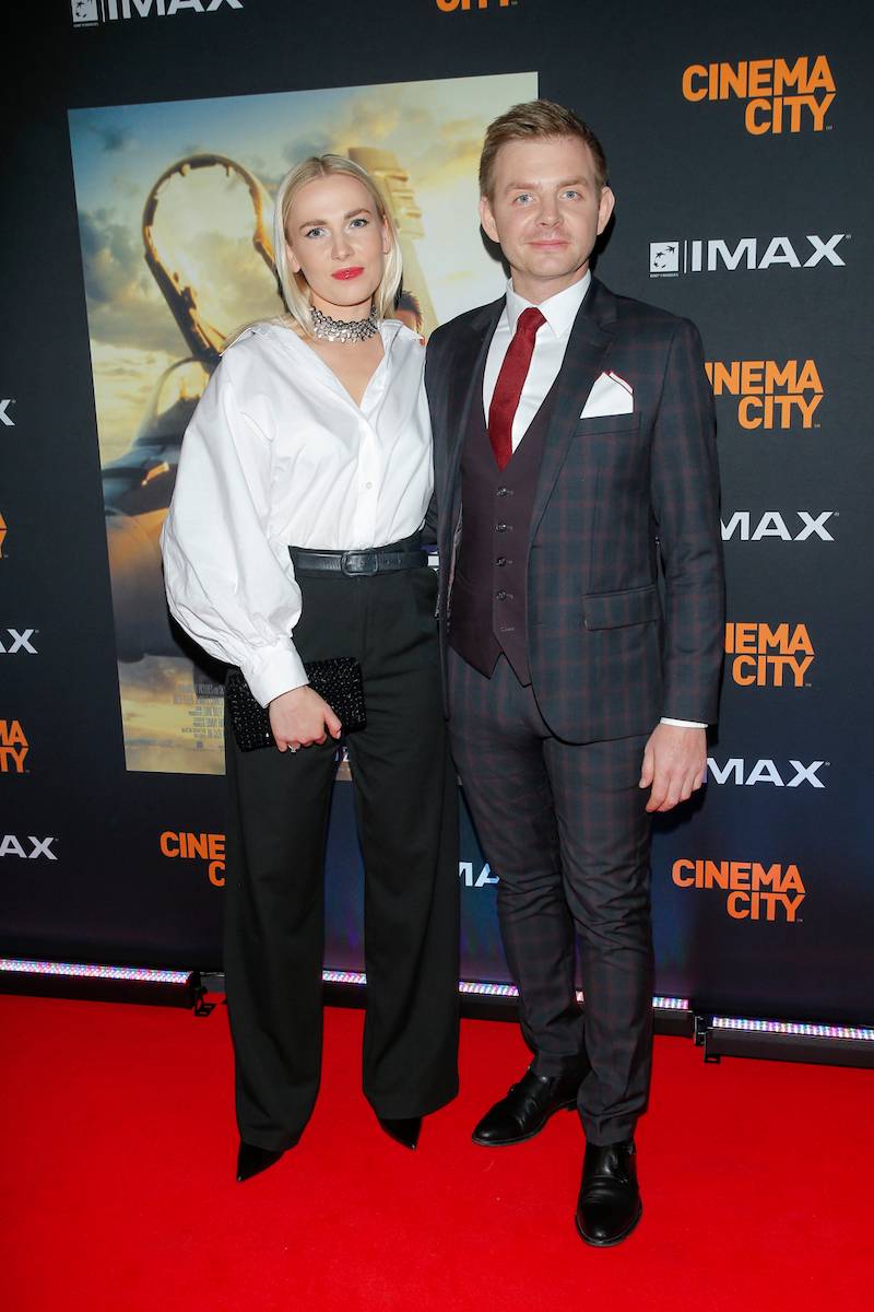 Premiera filmu “Top Gun: Maverick”. Mateusz Damięcki z żoną, o której mówi “prawdziwy skarb”