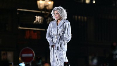 86-letnia Jane Fonda zachwyciła na Paris Fashion Week, “Wygląda niemożliwie”