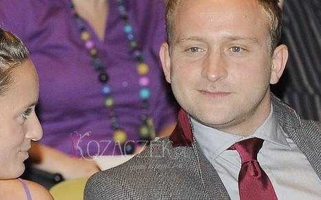 Ukochana Szyca dobrze go karmi