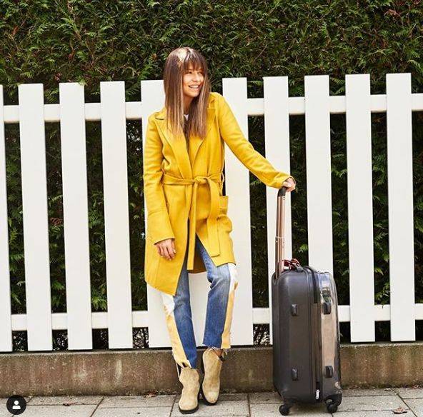 Romantyczne sukienki, wygodne botki, spodnie – dzwony: co Anna Lewandowska nosi na wiosnę?