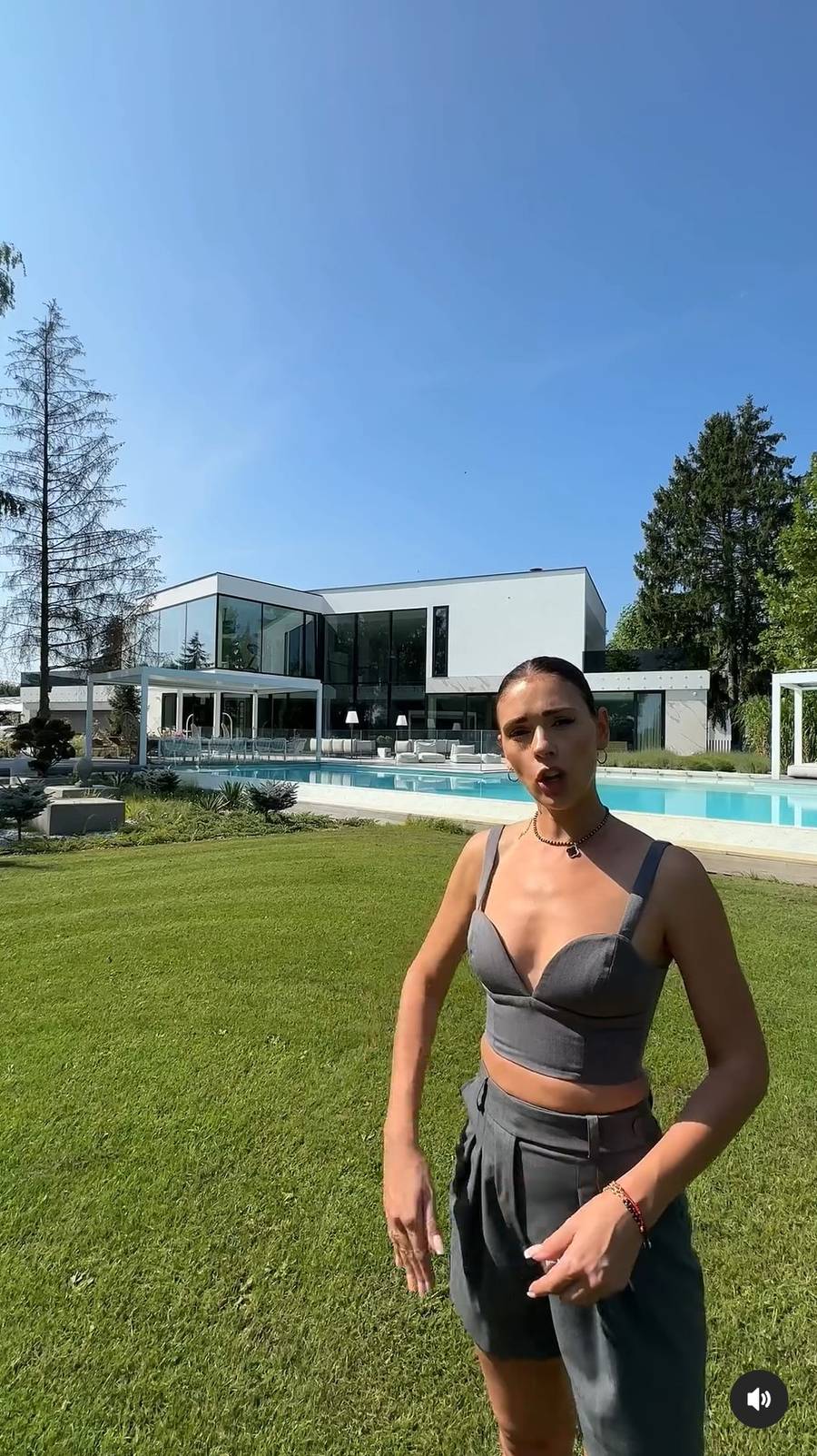 Halejcio oprowadza po CAŁYM domu za 9 mln: “Tu siusiu, tu basen, tu sauna, tu warzywka, tu Lambo” (ZDJĘCIA)