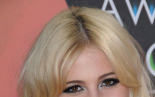 Pixie Lott – skromnie w granacie (FOTO)