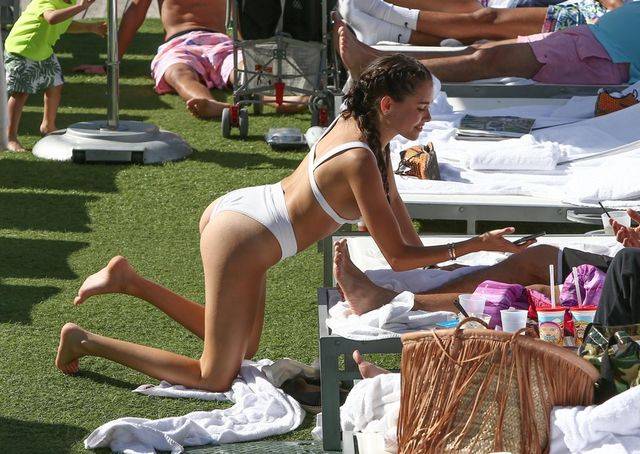 Madison Beer w białym bikini przemókł tampon i jest burza