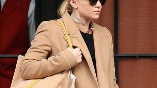 Ashley Olsen w za dużym płaszczu