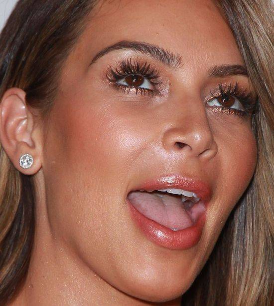 Twarz Kim Kardashian z BARDZO BLISKA