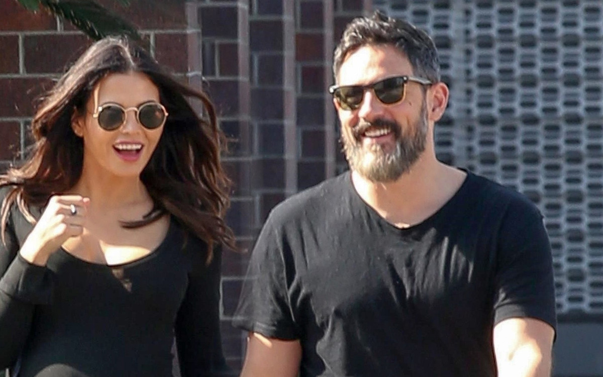 38-letnia Jenna Dewan w obcisłej sukience – ciążowy brzuszek coraz większy! (ZDJĘCIA)