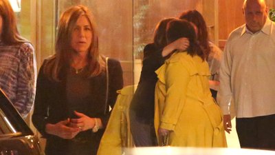 Tak Jennifer Aniston imprezuje z przyjaciółkami. W tym samym miejscu był Brad Pitt (ZDJĘCIA)