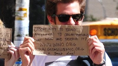 Stone i Garfield chodzą po mieście z kartkami (FOTO)