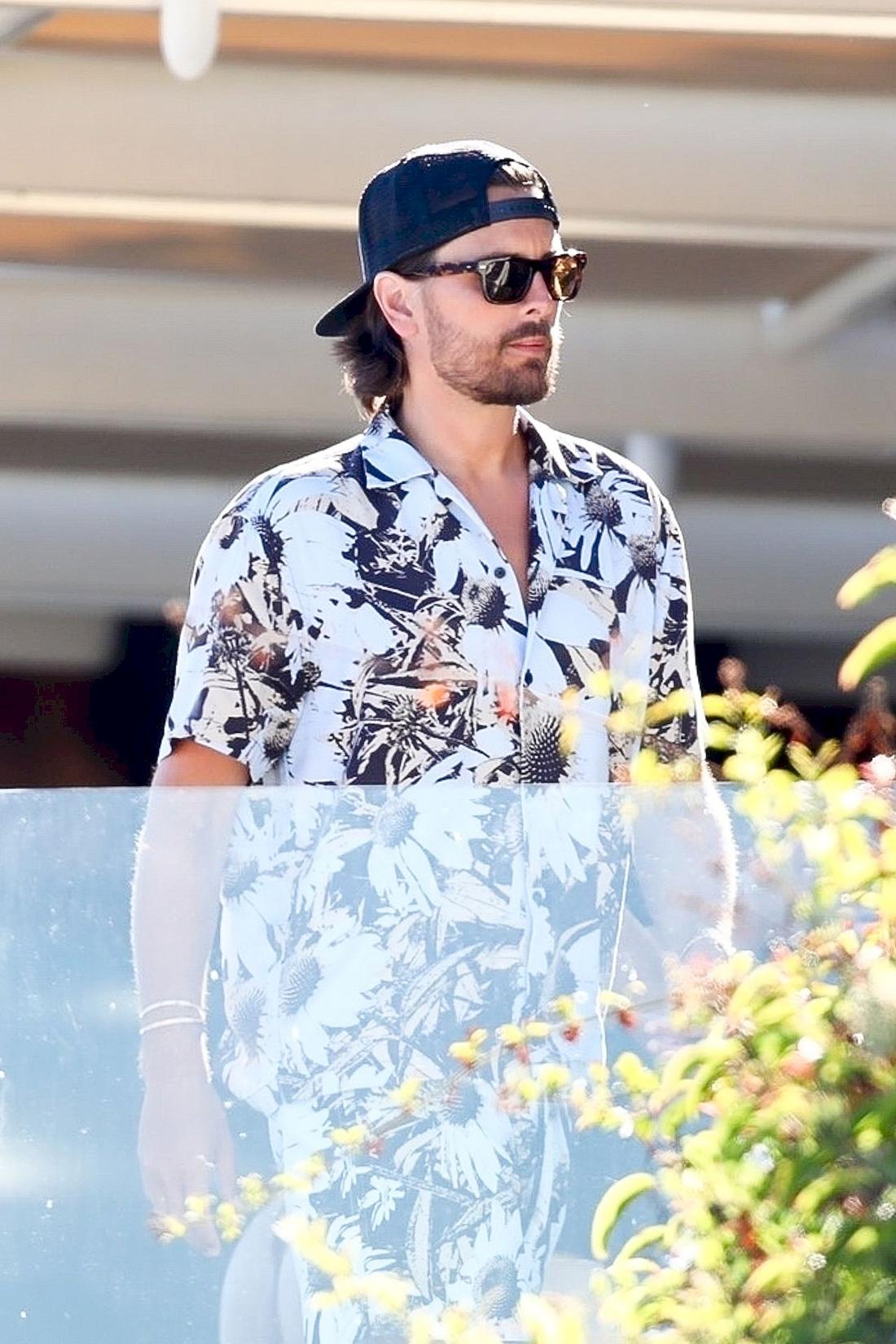 Scott Disick martwi się o swoje zdrowie. Co mu dolega? Scott Disick relaksuje się na plaży.