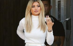 Kylie Jenner ZNISZCZYŁA sobie twarz! (FOTO)