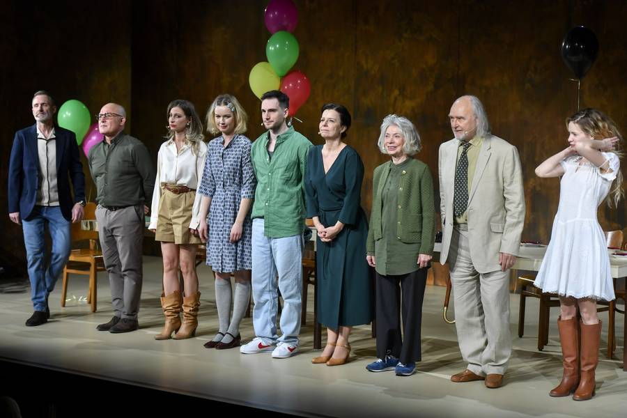 Skromnie ubrane gwiazdy w Teatrze Ateneum. Emilia Komarnicka, Magdalena Zawadzka, Janusz Gajos z żoną (FOTO)