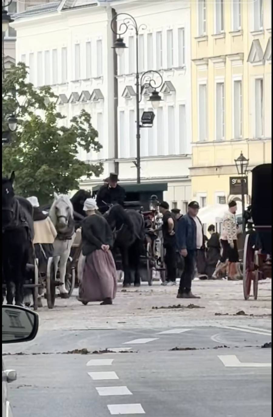 Plan “Lalki” Netflixa pobija serca przechodniów Warszawy! Piękne kostiumy, powozy i odmienione ulice (FOTO)