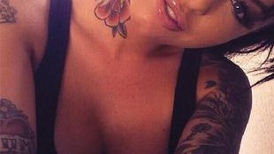 Brutalnie pobita Christy Mack wróciła na salony (FOTO)