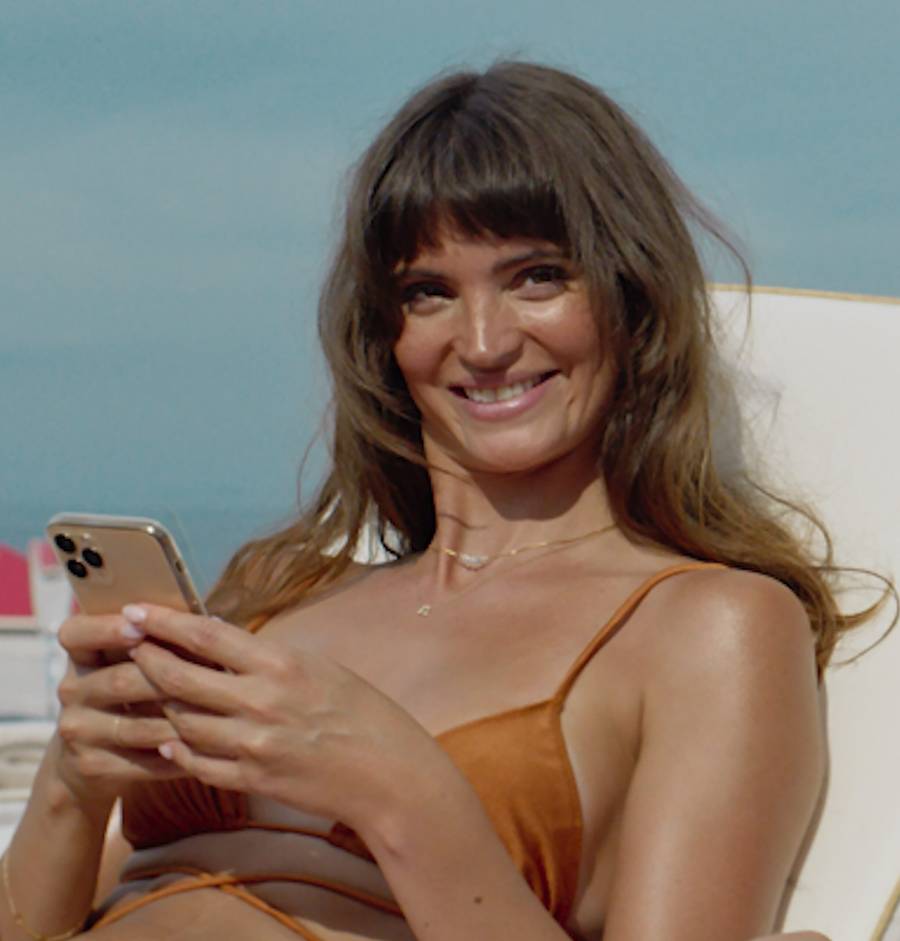 Kim jest influencerka z filmu “W Trójkącie”? Charlbi Dean zmarła kilka miesięcy temu