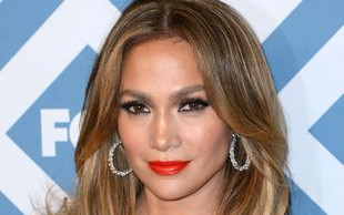 44-letnia Jennifer Lopez uwodzi z czerwonego dywanu (FOTO)