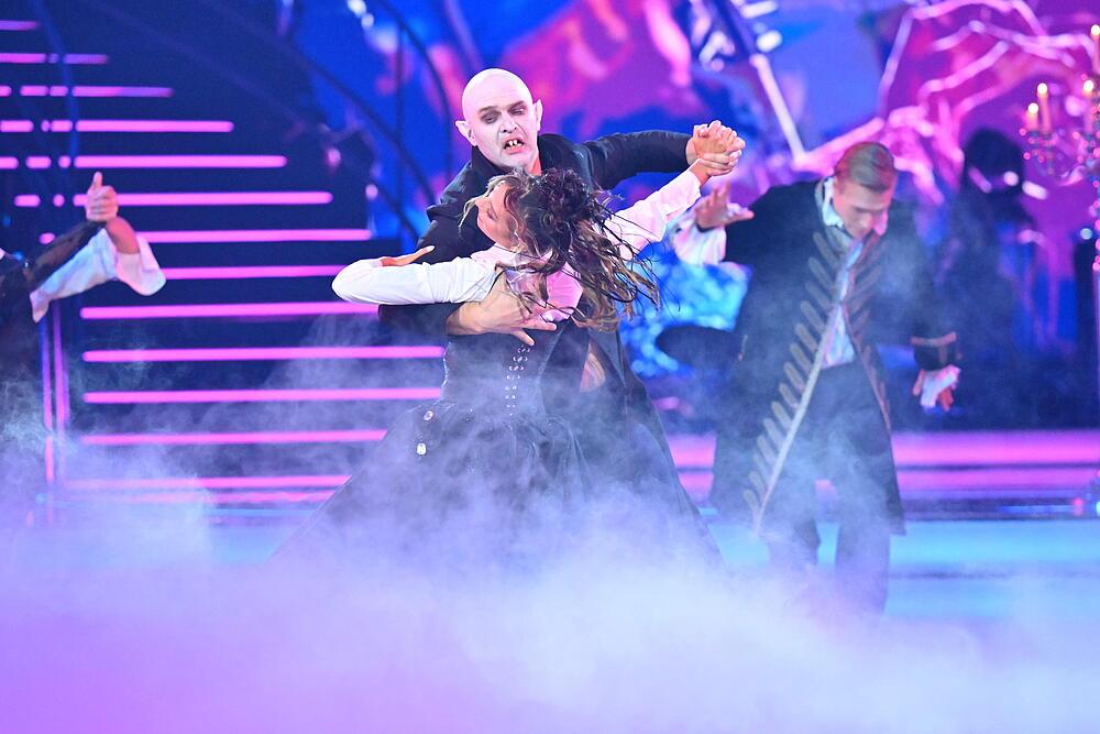 Tomasz Karolak w półfinale Tańca z gwiazdami jako wampir, fot. KAPIF