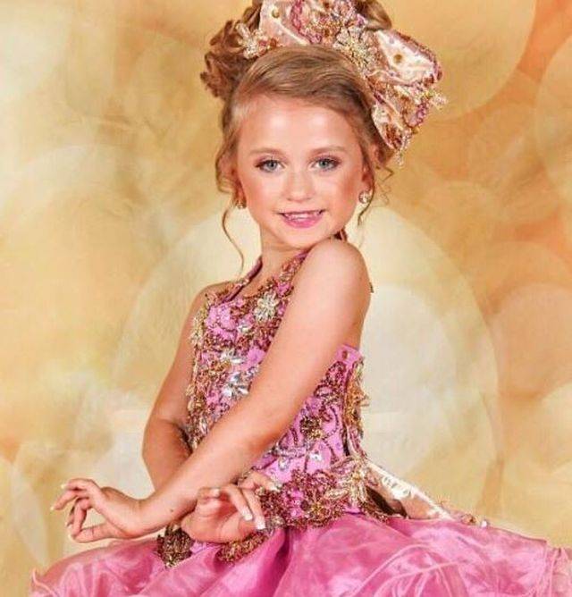 Matka upodabnia  7-letnią córkę do żywej Barbie. Zobaczcie, CO z niej zrobiła