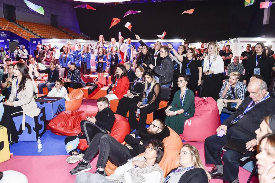 Eurowizja Junior 2019 w Gliwicach – mamy czym się pochwalić! Jacek Kurski z żoną wpierają uczestników za kulisami (ZDJĘCIA)