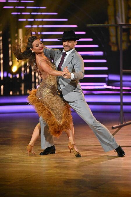 Kamil Nożyński na parkiecie z synem, fot. KAPiF