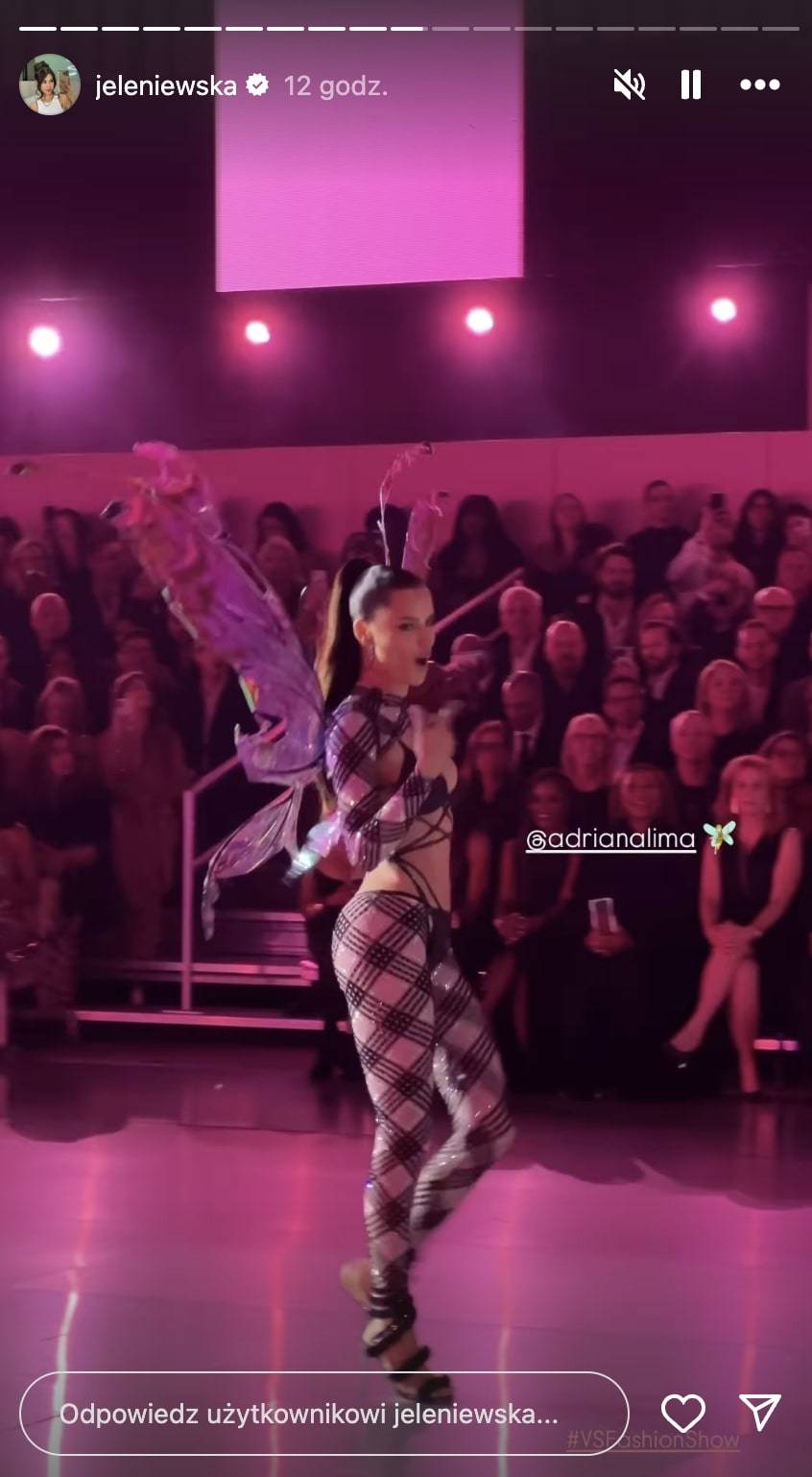 Polka na pokazie Victoria’s Secret! Podbija NYC w PRZEŚWITUJĄCEJ sukience wysadzonej kamieniami! (FOTO)