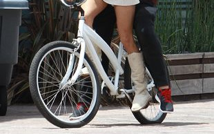 Pamela Anderson wozi męża (FOTO)