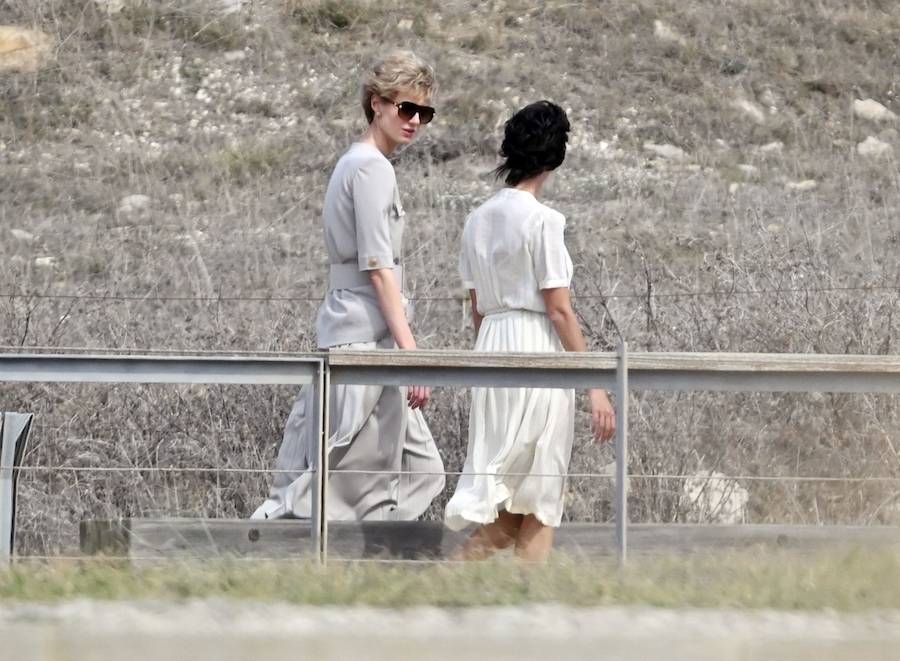 Elizabeth Debicki na planie serialu “The Crown”. Dołączyły do niej postacie Williama i Harry’ego