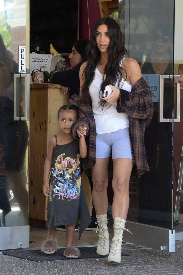 Kim Kardashian w seksownych botkach i koszuli Kanye