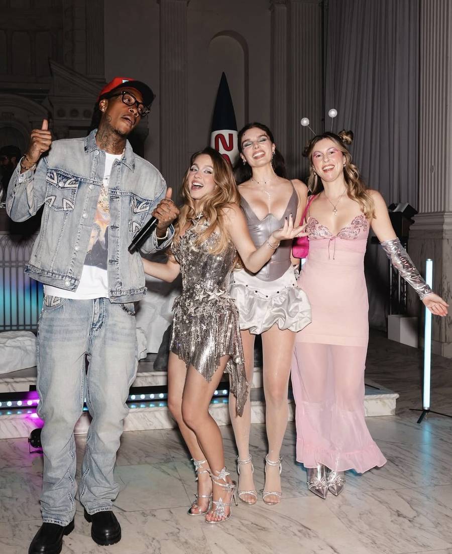 Sydney Sweeney z przytupem świętuje 28. urodziny! Gwiazdorska obsada, tłumy gości i kosmiczne kostiumy