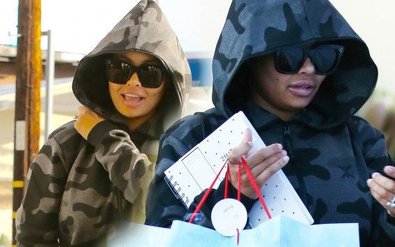 Blac Chyna w skowronkach i  w kombinezonie moro – poszła szykować broń? (FOTO)