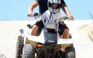 Peter Andre szaleje z dziećmi na quadach (FOTO)