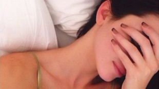 Kendall Jenner bez stanika w prześwitującej koszulce