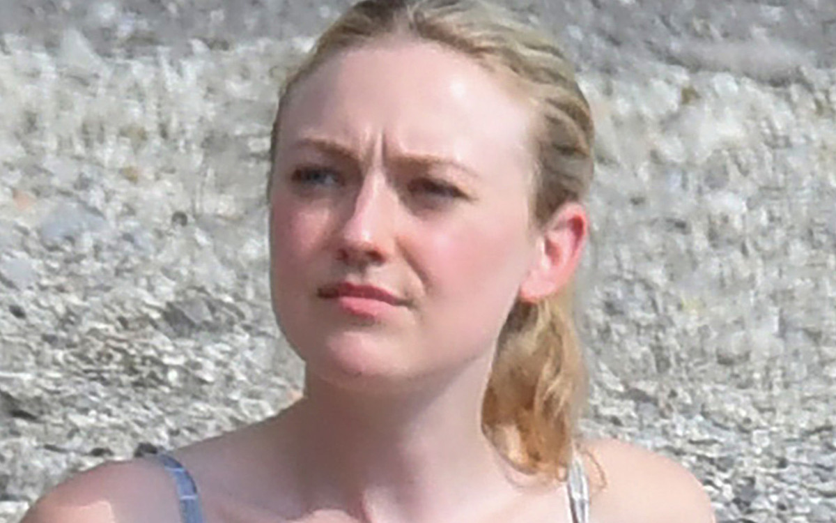 Dakota Fanning pluska się w morzu. Ma na sobie ciekawy kostium kąpielowy (ZDJĘCIA)